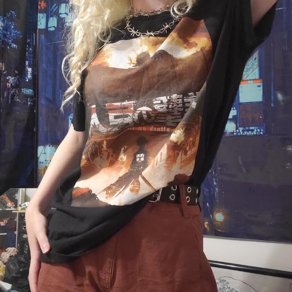 AOT (Attack On Titan) Hot Topic graphic T-shirt - Picture 2 of 4